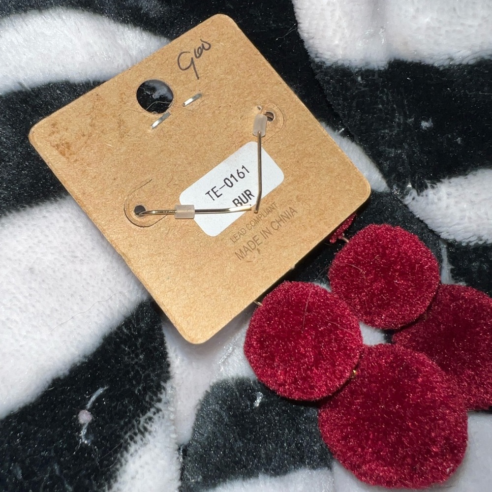 Red earrings - Picture 2 of 2